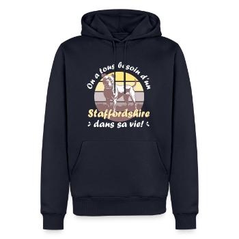 On a tous besoin d'un staffordshire dans sa vie! - Sweat à capuche Premium bio Homme - bleu marine - Devant - Nico (187cm)
