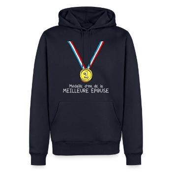T-shirt Médaille d'or de la meilleure épouse - Sweat à capuche Premium bio Homme - bleu marine - Devant - Nico (187cm)