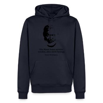 Hemingway: Ein Mann kann zerstört werden, aber ni - Männer Premium Bio Hoodie - Navy - Vorne - Nico (187cm)