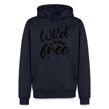 Wild and Free - schwarzes Design - Männer Premium Bio Hoodie - Navy - Vorne - Nico (187cm)