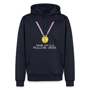 T-shirt Médaille d'or de la meilleure chérie - Sweat à capuche Premium bio Homme - bleu marine - Devant - Nico (187cm)