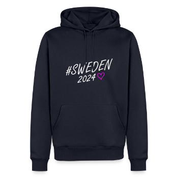 Schweden 2024 Herz Reise - Männer Premium Bio Hoodie - Navy - Vorne - Nico (187cm)