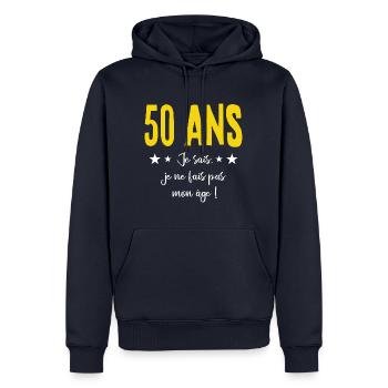 50 ANS Je sais, je ne fais pas mon âge (humour HF) - Sweat à capuche Premium bio Homme - bleu marine - Devant - Nico (187cm)