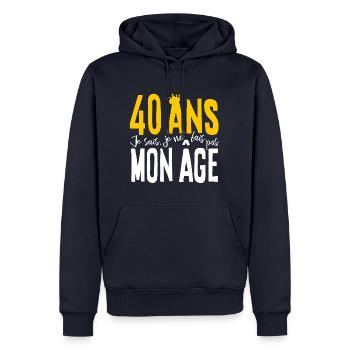 40 ANS Je sais, je ne fais pas mon âge (humour HF) - Sweat à capuche Premium bio Homme - bleu marine - Devant - Nico (187cm)