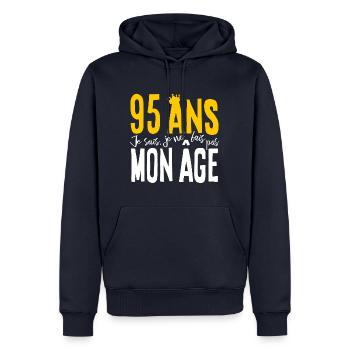 95 ANS Je sais, je ne fais pas mon âge (humour HF) - Sweat à capuche Premium bio Homme - bleu marine - Devant - Nico (187cm)