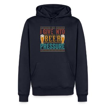 Funny I Give Into Beer Pressure - Männer Premium Bio Hoodie - Navy - Vorne - Nico (187cm)