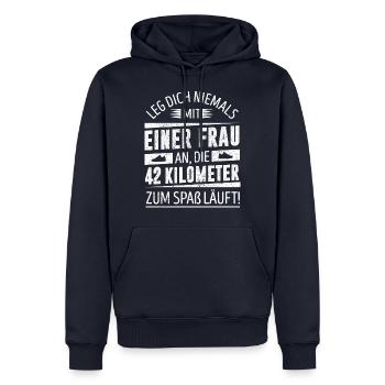 Laufen & Joggen | Leg dich niemals - 42 Kilometer - Männer Premium Bio Hoodie - Navy - Vorne - Nico (187cm)