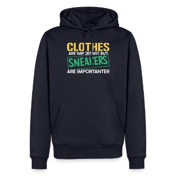 Les vêtements sont importants, mais les baskets sont importantes - Sweat à capuche Premium bio Homme - bleu marine - Devant - Nico (187cm)