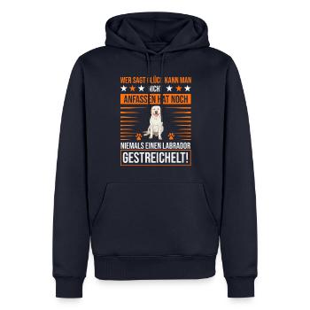 Labrador streicheln - Männer Premium Bio Hoodie - Navy - Vorne - Nico (187cm)