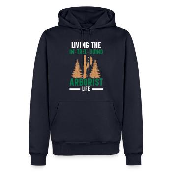 Das Leben eines Baumpflegers in den Bäumen Arboris - Männer Premium Bio Hoodie - Navy - Vorne - Nico (187cm)