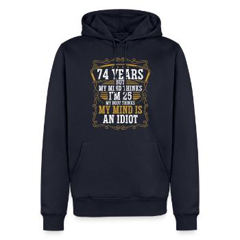 74 ans Drôle d’anniversaire Idée Humour 74 Anniversaire - Sweat à capuche Premium bio Homme - bleu marine - Devant - Nico (187cm)