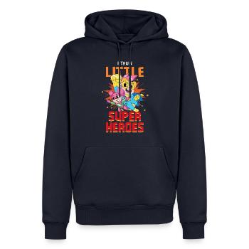 Une enseignante de maternelle élève des petits super-héros - Sweat à capuche Premium bio Homme - bleu marine - Devant - Nico (187cm)