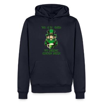 St Patricks Day | We drink green beer - Männer Premium Bio Hoodie - Navy - Vorne - Nico (187cm)