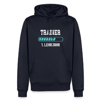 Trainer Ausbildung 1 Lehrjahr Trainerlizenz - Männer Premium Bio Hoodie - Navy - Vorne - Nico (187cm)