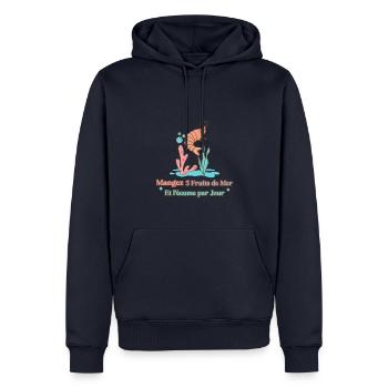 MANGEZ 5 FRUITS DE MER ET L'ÉCUME PAR JOUR - Sweat à capuche Premium bio Homme - bleu marine - Devant - Nico (187cm)
