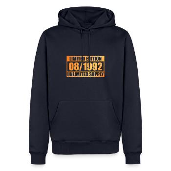 33ème Anniversaire Edition Limitée - ꝏ Approvisionnement 08/1992 - Sweat à capuche Premium bio Homme - bleu marine - Devant - Nico (187cm)