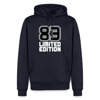 83 Limited Edition - 40 Jahre - Männer Premium Bio Hoodie - Navy - Vorne - Nico (187cm)