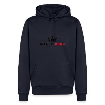 Malle 2024 Krone Urlaub - Männer Premium Bio Hoodie - Navy - Vorne - Nico (187cm)