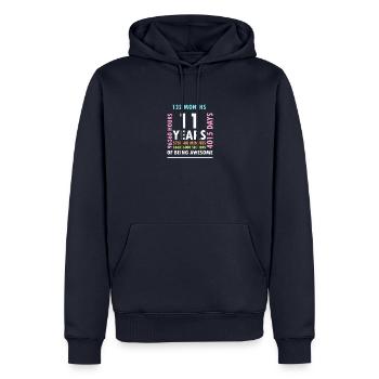 11e anniversaire | 11 ans Félicitations - Sweat à capuche Premium bio Homme - bleu marine - Devant - Nico (187cm)