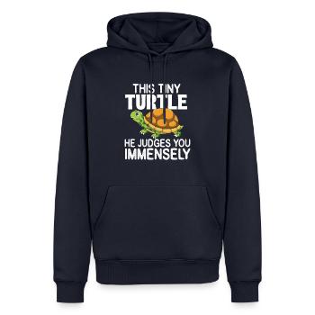 Diese winzige Schildkröte beurteilt Sie immens - Männer Premium Bio Hoodie - Navy - Vorne - Nico (187cm)
