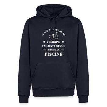 thérapie piscine femme humour natation nageuse - Sweat à capuche Premium bio Homme - bleu marine - Devant - Nico (187cm)