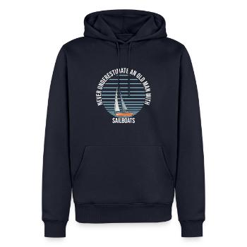 Ne sous-estimez jamais un vieil homme avec des voiliers - Sweat à capuche Premium bio Homme - bleu marine - Devant - Nico (187cm)