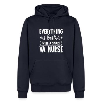 Tout va mieux avec une infirmière VA intelligente - Sweat à capuche Premium bio Homme - bleu marine - Devant - Nico (187cm)