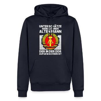 Unterschätze niemals einen alten Mann der in de... - Männer Premium Bio Hoodie - Navy - Vorne - Nico (187cm)