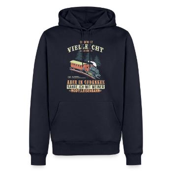 Modelleisenbahn Modellbauer - In Gedanken fahren - Männer Premium Bio Hoodie - Navy - Vorne - Nico (187cm)
