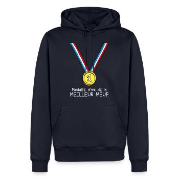 T-shirt Médaille d'or de la meilleure meuf - Sweat à capuche Premium bio Homme - bleu marine - Devant - Nico (187cm)