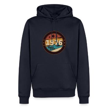 1976 - Männer Premium Bio Hoodie - Navy - Vorne - Nico (187cm)