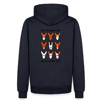 Zur falschen Zeit, am falschen Ort - Männer Premium Bio Hoodie - Navy - Hinten - Nico (187cm)