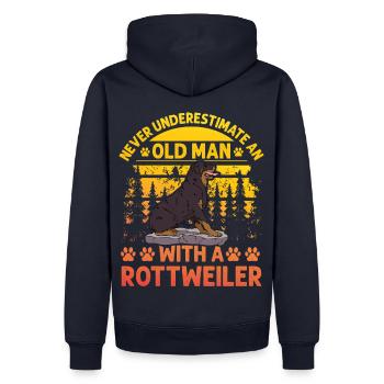 Ne sous-estimez jamais un vieil homme avec un Rottweiler - Sweat à capuche Premium bio Homme - bleu marine - Dos - Nico (187cm)