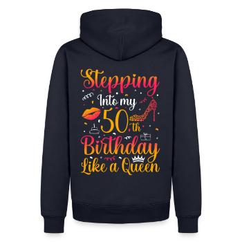 Entrer dans mon 50e anniversaire comme une reine - Sweat à capuche Premium bio Homme - bleu marine - Dos - Nico (187cm)