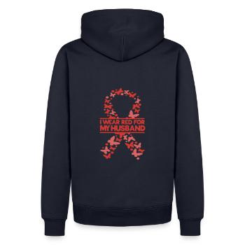 Je porte du rouge pour mon mari pour tout le monde - Sweat à capuche Premium bio Homme - bleu marine - Dos - Nico (187cm)