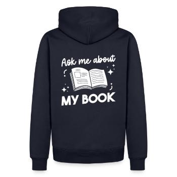 Demandez-moi à propos de mon livre pour tout le monde - Sweat à capuche Premium bio Homme - bleu marine - Dos - Nico (187cm)
