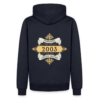 Février 2003 Anniversaire Édition Limitée - Sweat à capuche Premium bio Homme - bleu marine - Dos - Nico (187cm)