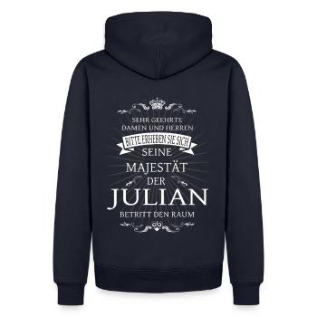 Seine Majestät der Julian betritt den Raum - Männer Premium Bio Hoodie - Navy - Hinten - Nico (187cm)