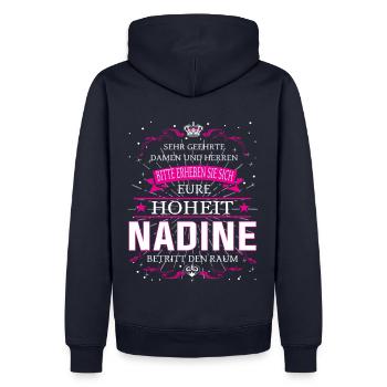 Eure Hoheit Nadine betritt den Raum - Männer Premium Bio Hoodie - Navy - Hinten - Nico (187cm)