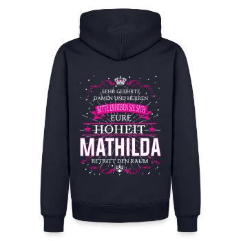 Eure Hoheit Mathilda betritt den Raum - Männer Premium Bio Hoodie - Navy - Hinten - Nico (187cm)