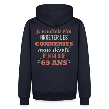 arreter conneries que 69 ans anniversaire 69 ans - Sweat à capuche Premium bio Homme - bleu marine - Dos - Nico (187cm)