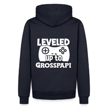 Leveled to Grosspapi befördert zum Grosspapi Opa - Männer Premium Bio Hoodie - Navy - Hinten - Nico (187cm)