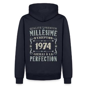 Anniversaire Millésime 1974 Cadeau Fête - Sweat à capuche Premium bio Homme - bleu marine - Dos - Nico (187cm)
