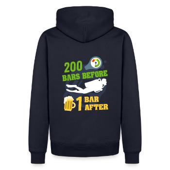 200 bar vorher 1 bar nach; Das ist Tauchen - Männer Premium Bio Hoodie - Navy - Hinten - Nico (187cm)