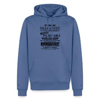 Je suis une fille gâtée J’ai été élevée par une m - Sweat à capuche Premium bio Homme - bleu pigeon - Devant - Nico (187cm)
