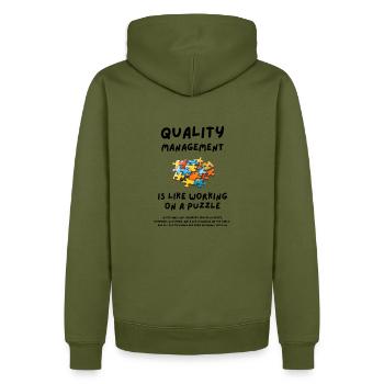 La gestion de la qualité, c’est comme travailler sur un puzzle - Sweat à capuche Premium bio Homme - kaki - Dos - Nico (187cm)