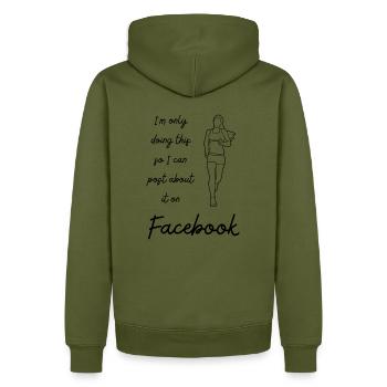 I m only doing this - Facebook - Männer Premium Bio Hoodie - Khaki - Hinten - Nico (187cm)