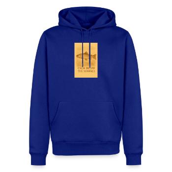 Ruhe unter der Oberfläche – Forellenabdruck - Männer Premium Bio Hoodie - Royalblau - Vorne - Nico (187cm)