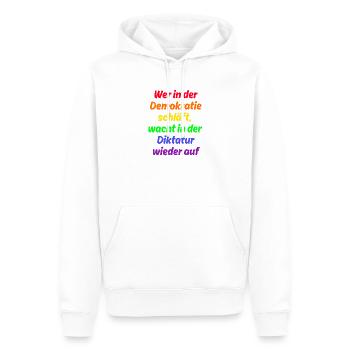WER IN D. DEMOKRATIE SCHLÄFT WACHT IN DIKTATUR AUF - Männer Premium Bio Hoodie - Weiß - Vorne - Nico (187cm)