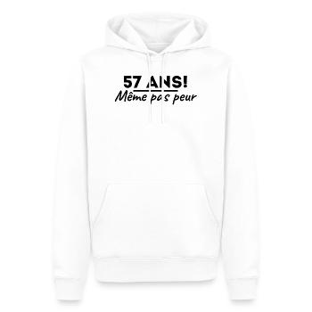 57 ans même pas peur. t shirt anniversaire 57ans - Sweat à capuche Premium bio Homme - blanc - Devant - Nico (187cm)